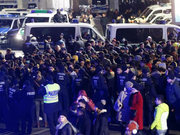Polizei hält eine große Gruppe Nordafrikaner am Hauptbahnhof in Köln am Silvesterabend auf.