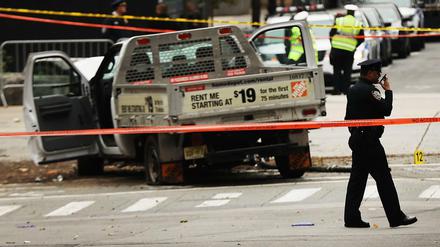 Anschlag in New York: Der vom Täter benutzte Pickup am Tatort 