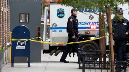 Beamte der New Yorker Polizei stehen vor einer Postfiliale.
