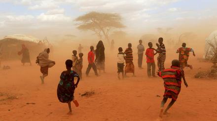 Ein Sandsturm in der Nähe des Flüchtlingslagers Dadaab in Mordosten Kenias. Klimaversicherungen sollen Menschen nach einer Dürre helfen, wieder auf die Beine zu kommen. 