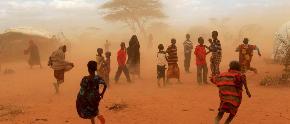 Ein Sandsturm in der Nähe des Flüchtlingslagers Dadaab in Mordosten Kenias. Klimaversicherungen sollen Menschen nach einer Dürre helfen, wieder auf die Beine zu kommen. 