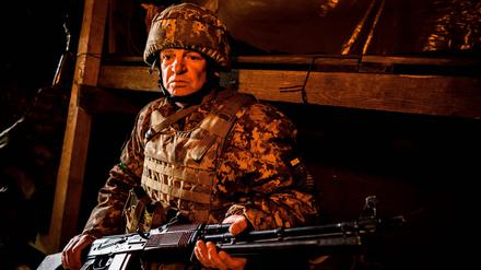 Ein ukrainischer Soldat wartet in der Nähe der Stadt Mykolajiw auf seinen Einsatz.