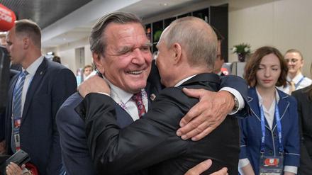 Gerhard Schröder und Wladimir Putin bei der Fußball-WM 2018 in Moskau