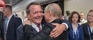 Bundeskanzler Gerhard Schröder (SPD) und der russische Präsident Wladimir Putin.