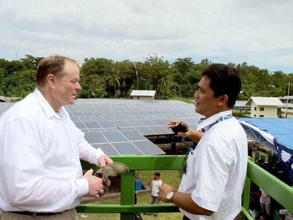 Entwicklungsminister Dirk Niebel (FDP) findet Solaranlagen toll - vor allem, wenn sie in Indonesien gebaut werden. 
