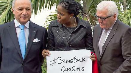 Außenminister Frank-Walter Steinmeier (rechts, SPD) und der französische Außenminister Laurent Fabius mit Florence Ozor, Vertreterin derInitiative "Bring back our girls". 
