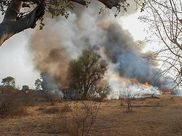 Die nigerianische Armee zerstört nach der Befreiung die Camps im Sambisa Forest.