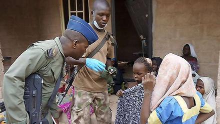Dieses Bild zeigt laut nigerianischem Militär zwei Soldaten mit Mädchen, die aus Boko-Haram-Geiselhaft befreit worden sind. 