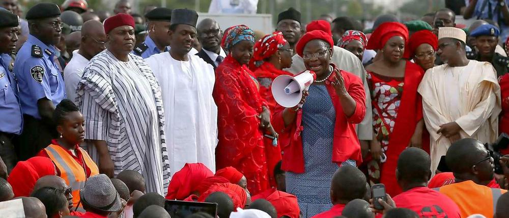 Die ehemalige nigerianische Bildungsministerin und Vize-Präsidentin der Weltbank, Obiageli Ezekwesili (mit Megafon), gehört zu den Organisatorinnen der Solidaritätsproteste für die Befreiung der rund 300 entführten Mädchen. Das Foto zeigt sie beim täglichen Protest in der Hauptstadt Abuja. 