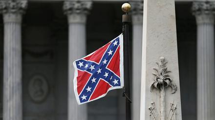 Die umstrittene US-Südstaatenflagge vor einem Regierungsgebäude in Columbia, South Carolina