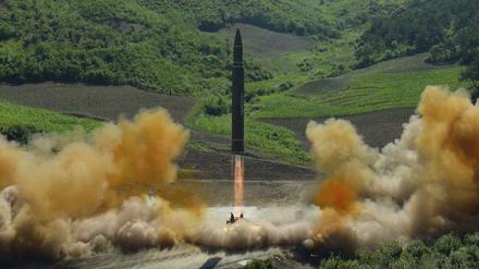 Dieses Foto der nordkoreanischen Regierungsagentur soll den Start einer Interkontinentalrakete zeigen. 