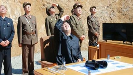 Das Standbild eines Videos, welches den nordkoreanischen Machthaber Kim Jong Un zeigt, der einem angeblichen Test einer Interkontinentalrakete mit hoher Reichweite vom Typ Hwasong-14 zuschaut.