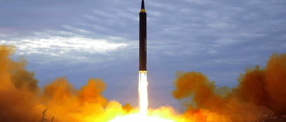 Diese von der Regierung Nordkoreas am 30.08.2017 verbreitete Aufnahme soll den Start einer ballistischen Mittelstreckenrakete in Pjöngjang, zeigen.