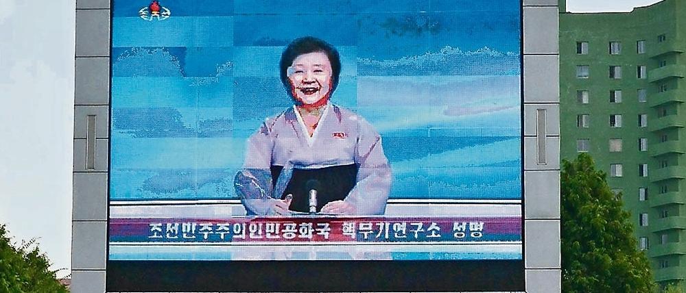 Nachrichtensprecherin Ri Chun Hee verkündet im nordkoreanischen Fernsehen den erneuten Atomwaffentest ihres Landes