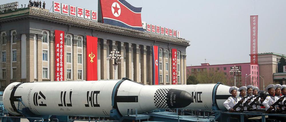 Parade mit Atomraketen. Nordkorea begeht den 100. Geburtstag des Staatsgründers Kim Il Sung mit Drohgebärden.