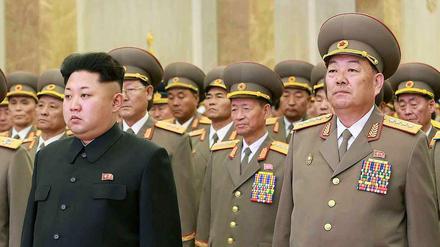 Verteidigungsminister Hyon Yong-Chol (rechts) bei einem Militärempfang neben Machthaber Kim Jong Un. 