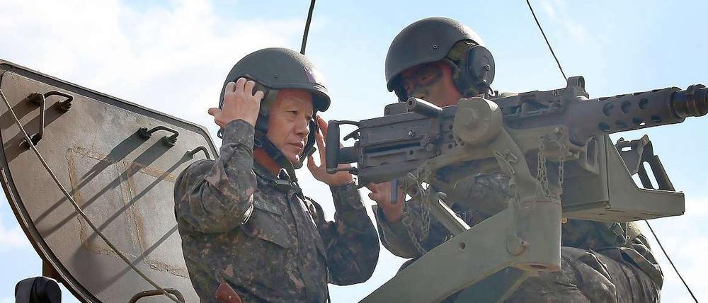 Südkoreas Verteidigungsminister Choi Yun-hee besucht eine Einheit an der Grenze zu Nordkorea.