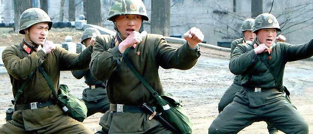 Nordkoreas Streitkräfte trainieren für den Angriff: Am Montagabend drohte Nordkorea mit einer Vergeltungsaktion ohne Vorwarnung.