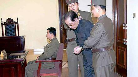 In demütiger Haltung wurde Jang Song Thaek vor "Gericht" präsentiert, ehe er verurteilt und auch gleich hingerichtet wurde.