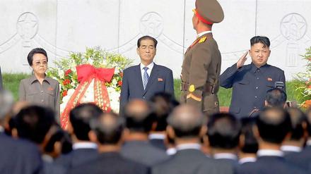 Der nordkoreanische Machthaber Kim Jong Un (rechts) hat zwar seinen Onkel hinrichten lassen. Doch seine Tante Kim Kyong Hui (links), eine jüngere Tochter seines Vaters, bleibt weiter in einem hohen Parteiamt. Das Foto zeigt die beiden bei einer Parade im vergangenen Sommer. In der Mitte steht Premierminister Pak Pong-ju. 