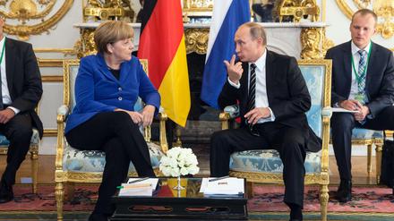 Angela Merkel und Wladimir Putin vor dem Gipfel in Paris. 