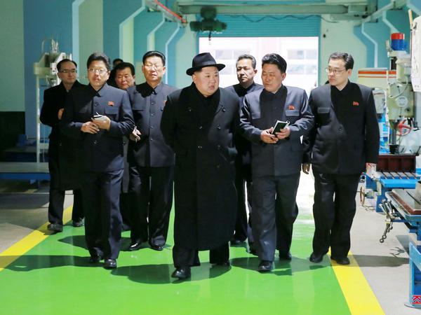 Nordkoreas Machthaber Kim Jong UN besichtigt eine Fabrik. 