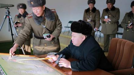 Nordkoreas Führer Kim Jong Un bei einer Truppeninspektion. 