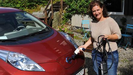 Loiuse Brunborg-Næss aus Son bei Oslo (Norwegen) lädt am 05.08.2016 ihren Elektro-Nissan auf. 
