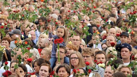 Nach der Tat stand ganz Norwegen unter Schock. Die Menschen versammelten sich zu Trauermärschen, wie hier am 25. Juli 2011, und zu Gottesdiensten. 
