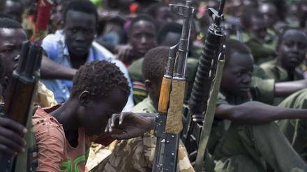 Kinder werden im Südsudan häufig zum Kämpfen gezwungen - oder geraten zwischen die Fronten.