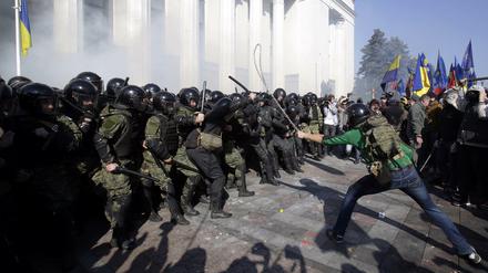 Angriff. Ukrainische Nationalisten liefern sich Straßenschlachten mit der Polizei in Kiew.