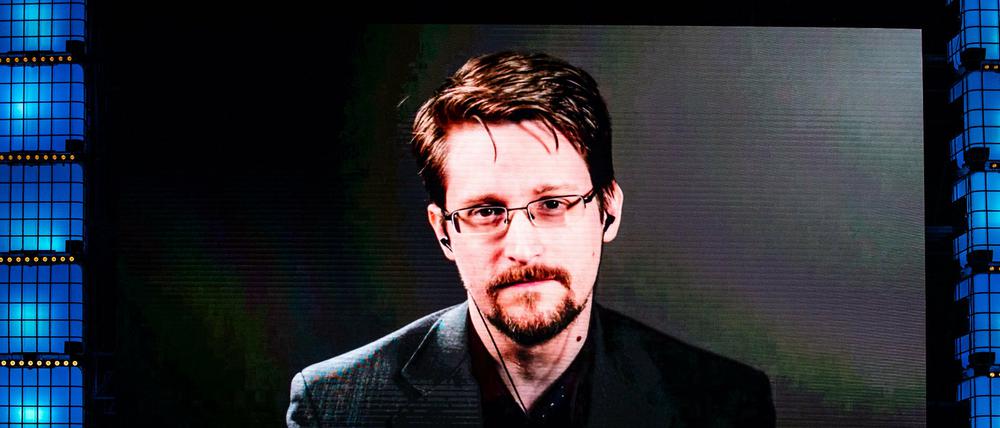 Der US-Whistleblower Edward Snowden wird 2019 per Video beim Web Summit in Portugal interviewt. 