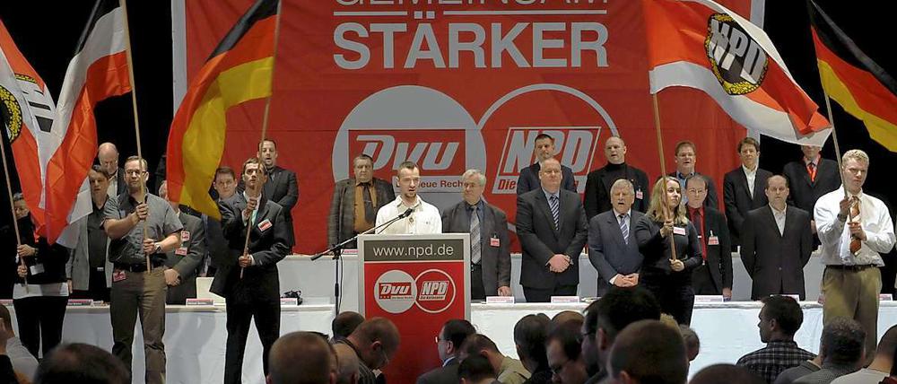 Sieht fast so aus wie bei der SPD - findet jedenfalls ein sozialdemokratischer Bürgermeister als der dem NPD-Parteitag beiwohnt.