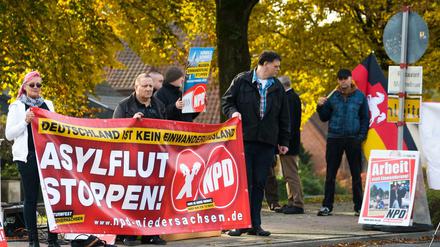 Teilnehmer einer NPD Kundgebung smit Transparenten in Bad Fallingbostel (Niedersachsen). 