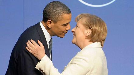 Barack Obama und Angela Merkel. Die Kanzlerin sollte dem US-Präsidenten "klare Kante" zeigen, fordert die Linkspartei.