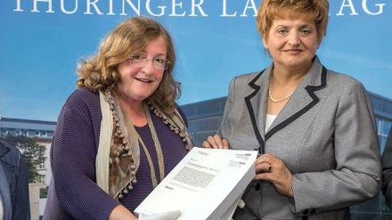 Die Ausschussvorsitzende Dorothea Marx (links) übergibt der Landtagspräsidentin Birgit Diezel den Abschlussbericht des Thüringer NSU-Untersuchungsausschuses.