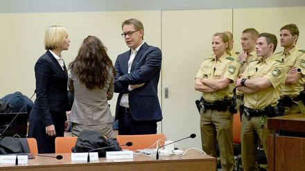Die Angeklagte Beate Zschäpe im Gerichtssaal zwischen ihren Anwälten Anja Sturm und Wolfgang Heer.