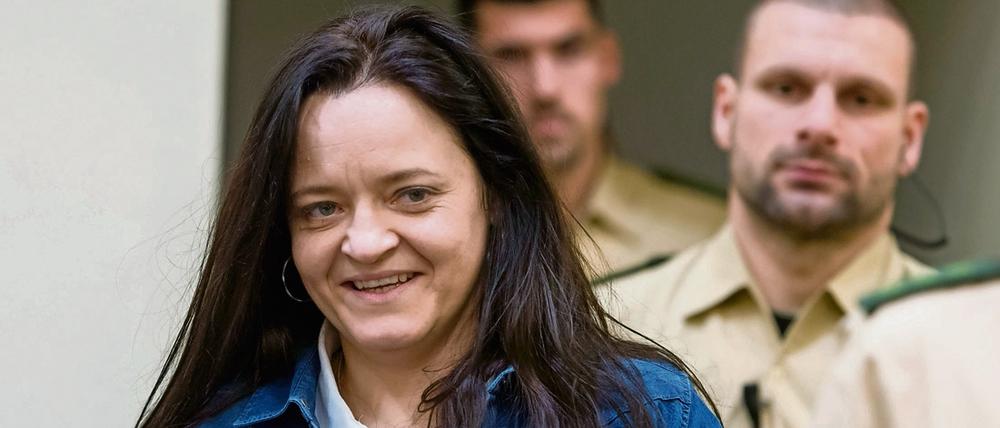 Die Angeklagte Beate Zschäpe - hier bei einem Gerichtstermin am 10. Januar 2017 - erhält in der Münchner Untersuchungshaftanstalt regelmäßig Geldzuwendungen. 