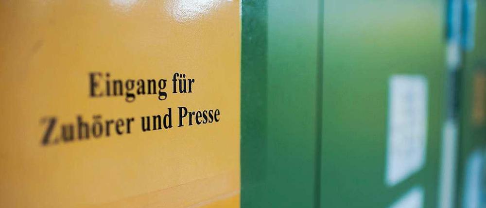 Ein Schild mit der Aufschrift "Eingang für Zuhörer und Presse" an der Eingangstür des Verhandlungssaals 101 des Oberlandesgerichtes in München (Bayern). 