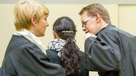 Beate Zschäpe mit ihren Anwälten beim NSU-Prozess in München.