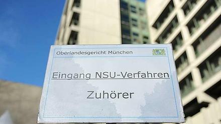 Hinweisschild zum NSU-Prozess am Oberlandesgericht München.