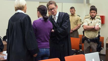 Die Angeklagte Beate Zschäpe (2.v.l.) steht am Donnerstag im Gerichtssaal in München zwischen ihren Anwälten Anja Sturm und Wolfgang Heer. 