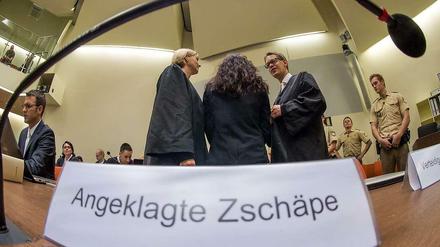Beate Zschäpe (m.) im Münchener Gerichtssaal mit ihren Verteidigern. 