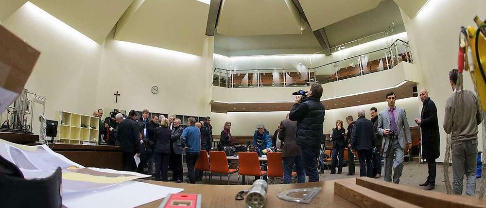 Kaum Platz für Journalisten: Im Gerichtssaal A 101 im Oberlandesgericht München beginnt am 17. April der NSU-Prozess. Wegen der hohen Anzahl an Nebenklägern, konnten wegen des Platzmangels nur 50 Pressevertreter zugelassen werden.