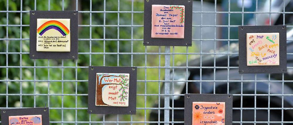 Gedenktafeln am ehemaligen Standort des Imbissbetreibers Ismail Yasar in Nürnberg, der dort am 09.06.2005 vermutlich von Mitgliedern der Neonazigruppe NSU ermordetwurde. 