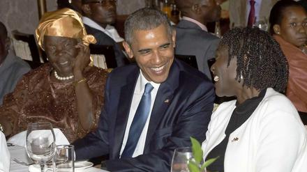 Barack Obama bei einem Essen mit seiner Familie in Kenia: Links seine Stiefgroßmutter Sarah, rechts Halbschwester Auma. 