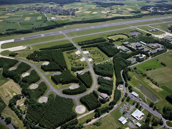 Die Luftaufnahme von 2008 zeigt den Fliegerhorst Büchel mit dem angrenzenden Depotgelände, in dem die US-Atomsprengköpfe lagern sollen. 
