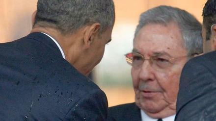 Eine bemerkenswerte Begegnung: Barack Obama und Raúl Castro bei der Trauerfeier für Nelson mandela.