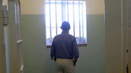 Barack Obama in der ehemaligen Zelle Nelson Mandelas im Gefängnis auf Robben Island.
