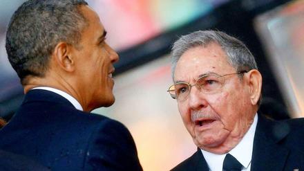 US-Präsident Barack Obama mit dem Präsidenten von Kuba, Raul Castro vor einem Jahr beim Begräbnis von Nelson Mandela in Südafrika.
